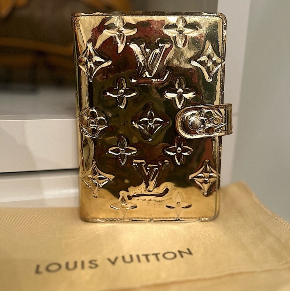 Louis Vuitton Gold Metallic Vernis Agenda wear corners & color transfer